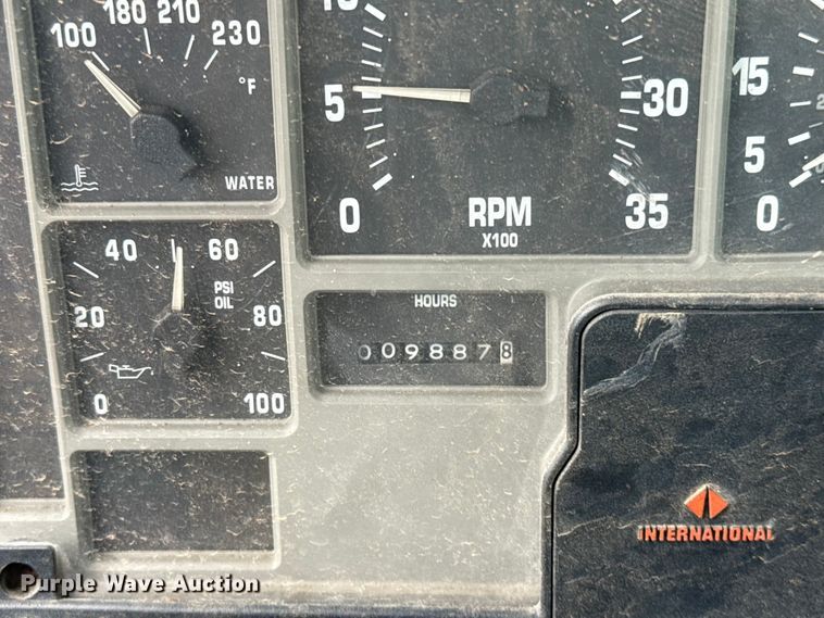 image for item ET6282 1995 International 4700 truck cab and chassis