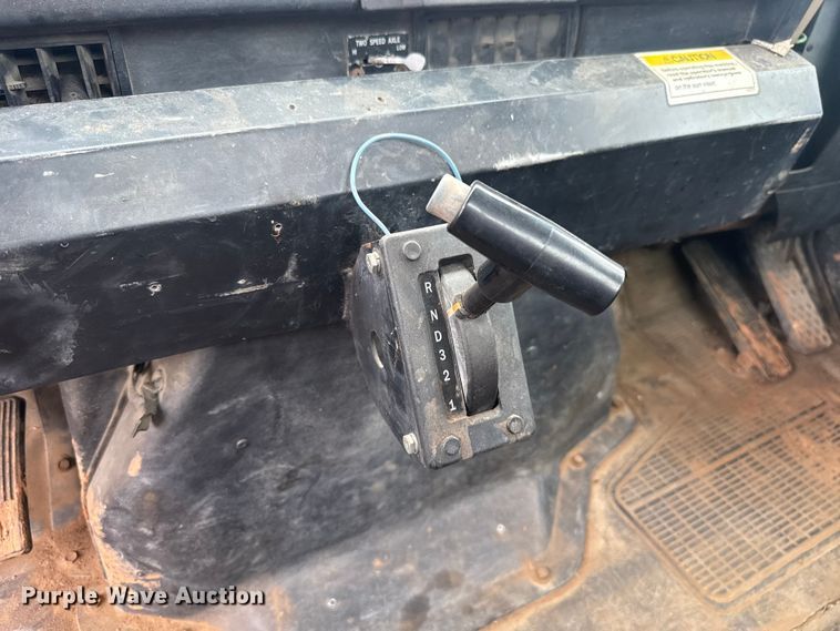image for item ET6282 1995 International 4700 truck cab and chassis