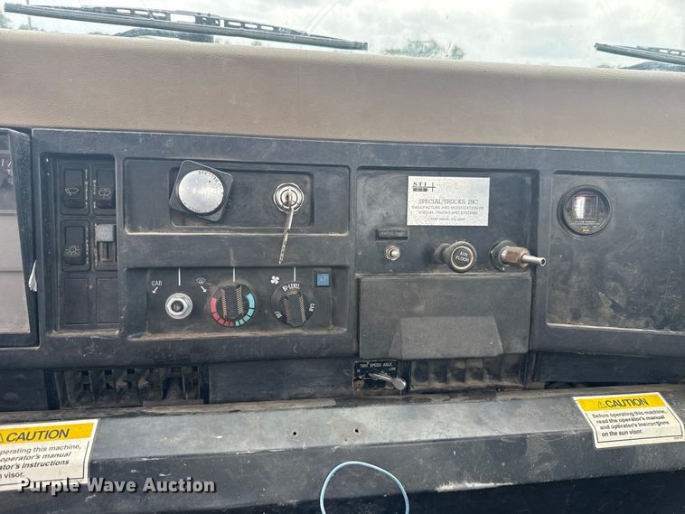 image for item ET6282 1995 International 4700 truck cab and chassis