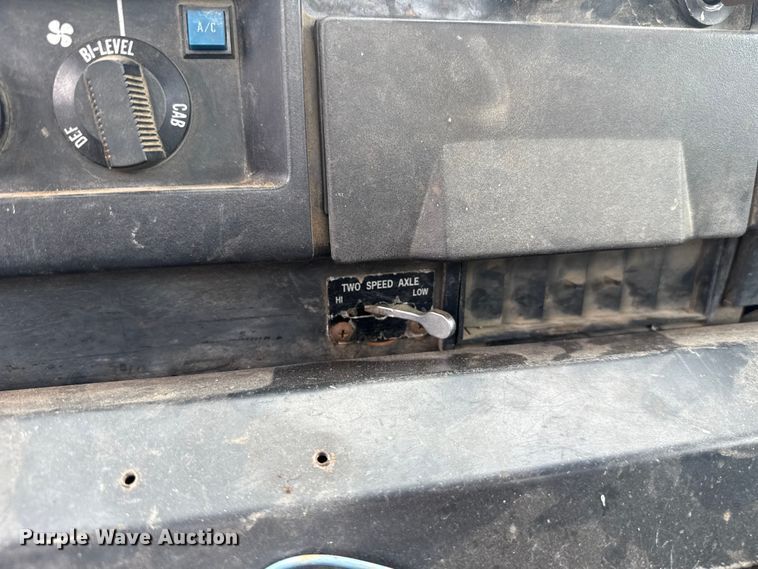 image for item ET6282 1995 International 4700 truck cab and chassis