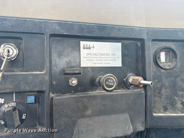 image for item ET6282 1995 International 4700 truck cab and chassis