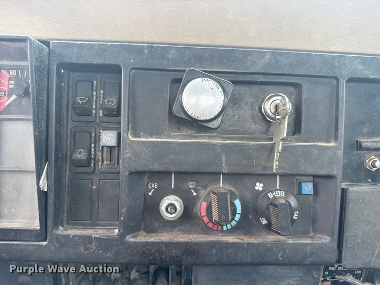 image for item ET6282 1995 International 4700 truck cab and chassis