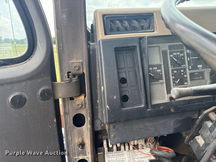 image for item ET6282 1995 International 4700 truck cab and chassis
