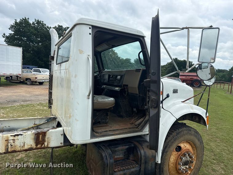 image for item ET6282 1995 International 4700 truck cab and chassis