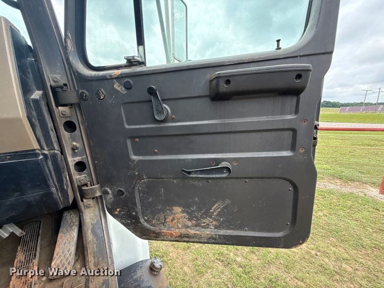 image for item ET6282 1995 International 4700 truck cab and chassis