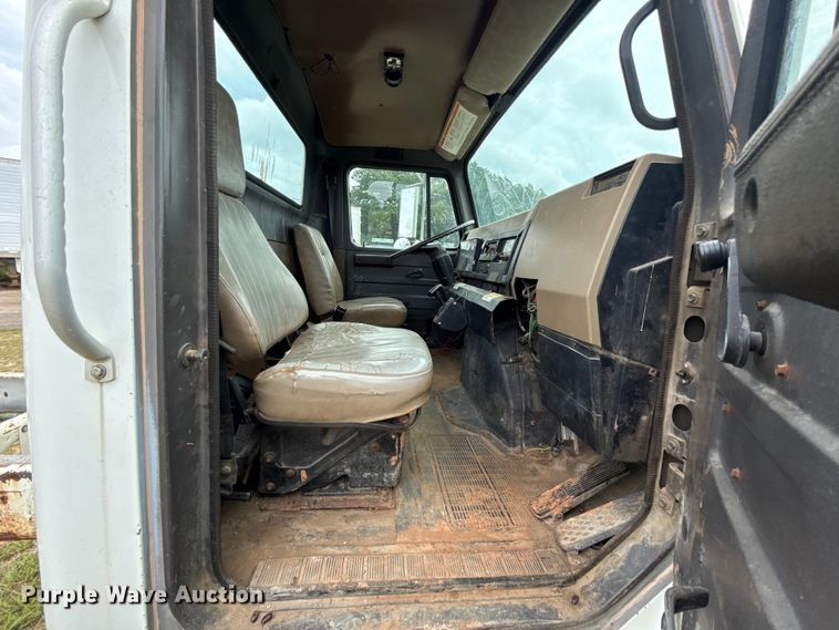 image for item ET6282 1995 International 4700 truck cab and chassis
