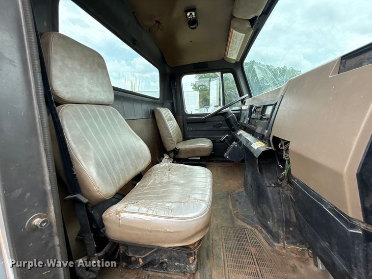 image for item ET6282 1995 International 4700 truck cab and chassis