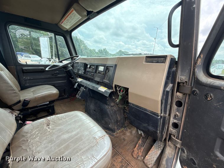 image for item ET6282 1995 International 4700 truck cab and chassis