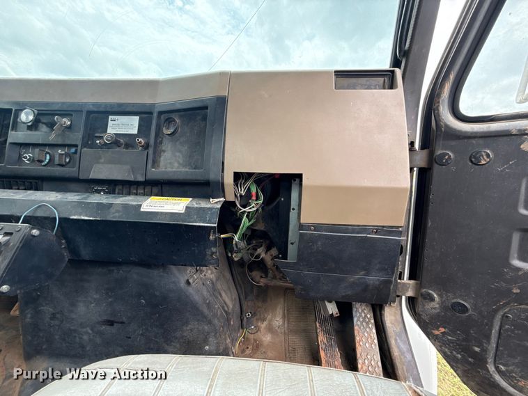 image for item ET6282 1995 International 4700 truck cab and chassis