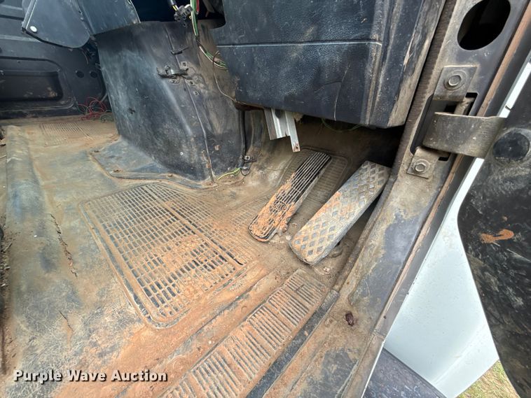 image for item ET6282 1995 International 4700 truck cab and chassis