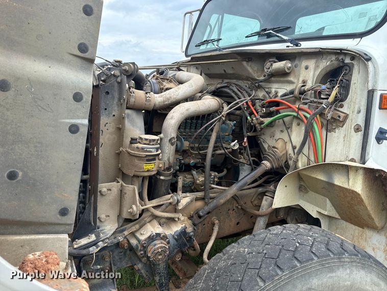 image for item ET6282 1995 International 4700 truck cab and chassis