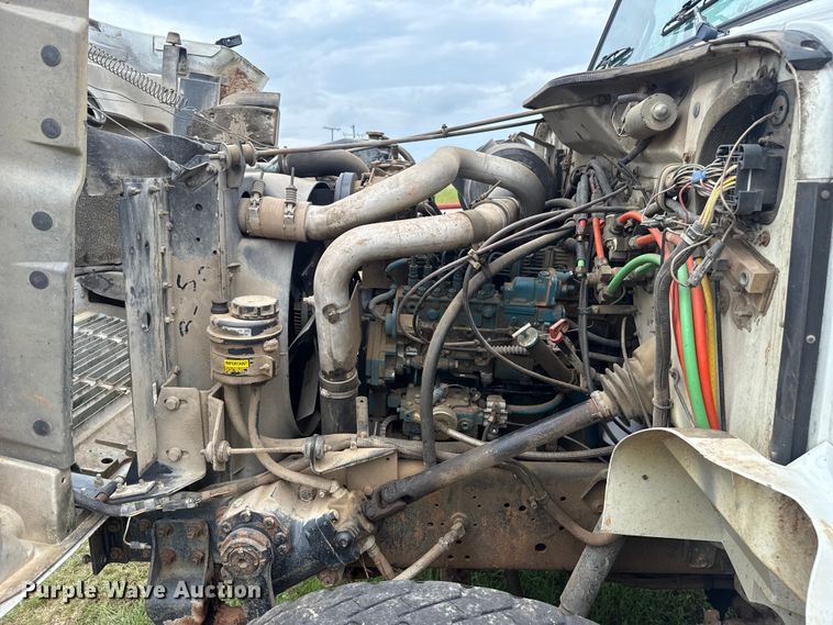 image for item ET6282 1995 International 4700 truck cab and chassis