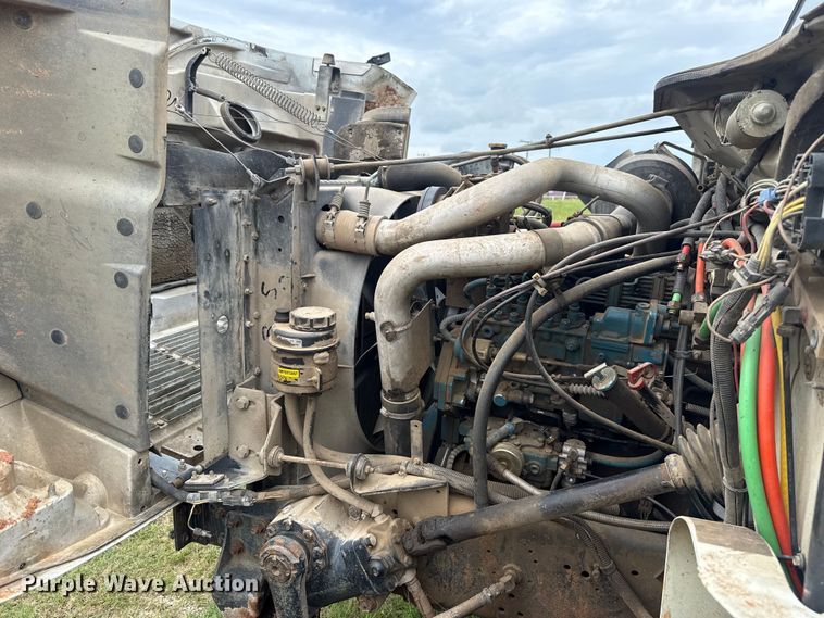 image for item ET6282 1995 International 4700 truck cab and chassis