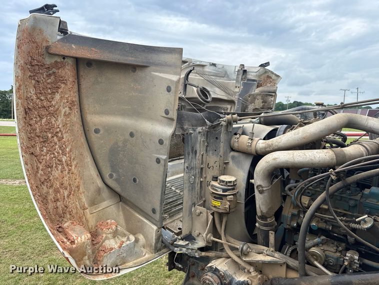 image for item ET6282 1995 International 4700 truck cab and chassis