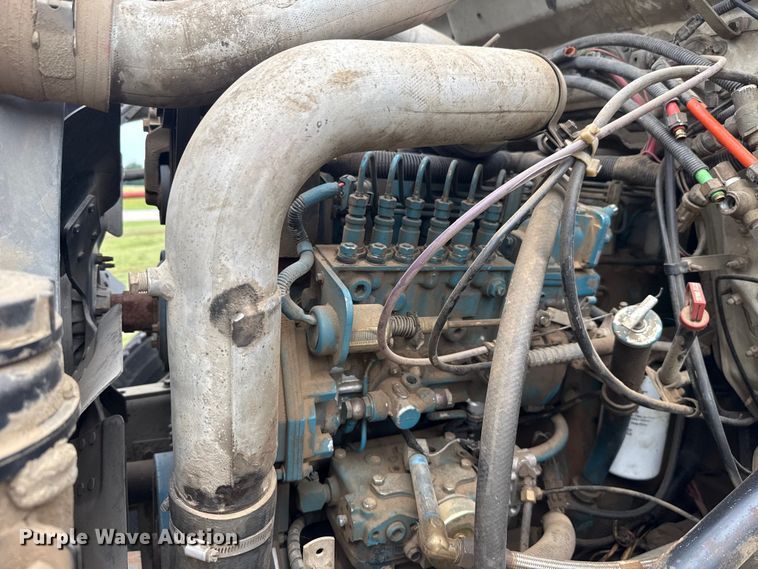 image for item ET6282 1995 International 4700 truck cab and chassis