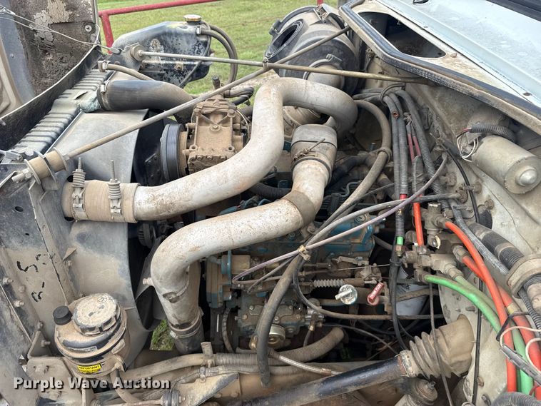 image for item ET6282 1995 International 4700 truck cab and chassis