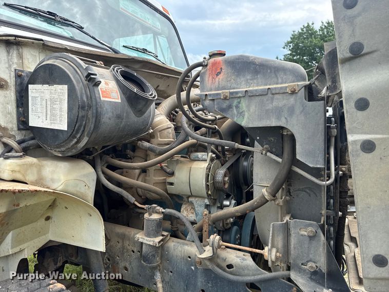 image for item ET6282 1995 International 4700 truck cab and chassis