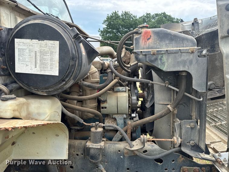 image for item ET6282 1995 International 4700 truck cab and chassis