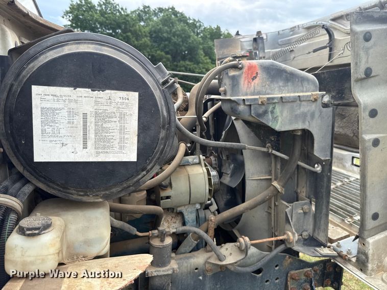 image for item ET6282 1995 International 4700 truck cab and chassis