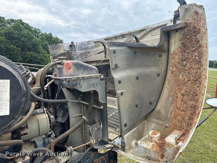 image for item ET6282 1995 International 4700 truck cab and chassis