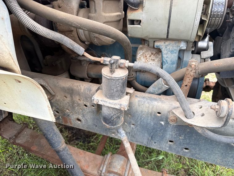 image for item ET6282 1995 International 4700 truck cab and chassis