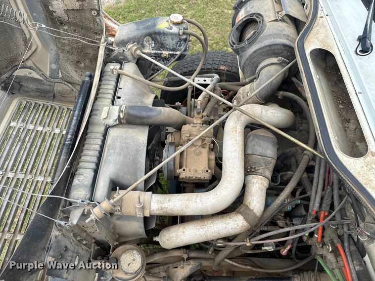 image for item ET6282 1995 International 4700 truck cab and chassis