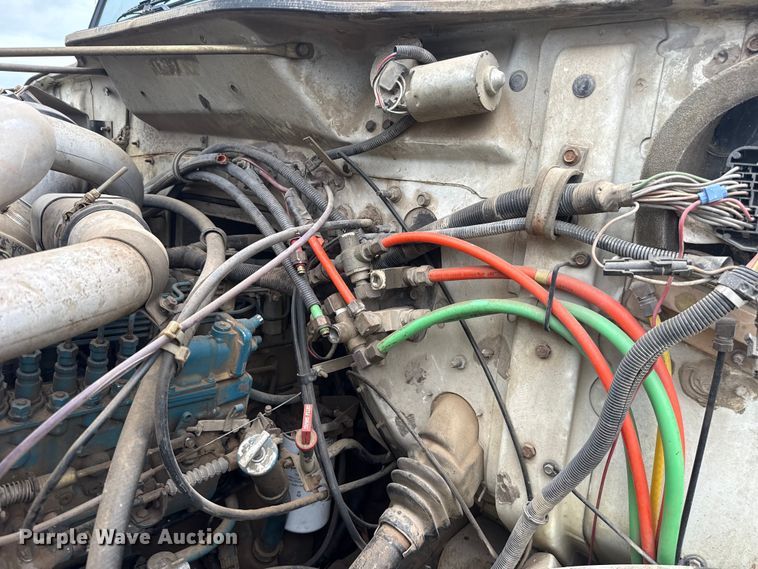 image for item ET6282 1995 International 4700 truck cab and chassis