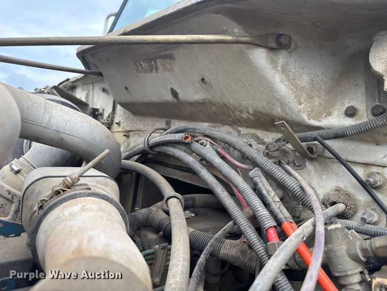 image for item ET6282 1995 International 4700 truck cab and chassis