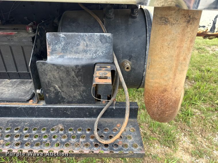 image for item ET6282 1995 International 4700 truck cab and chassis