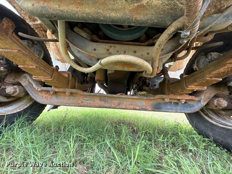 image for item ET6282 1995 International 4700 truck cab and chassis