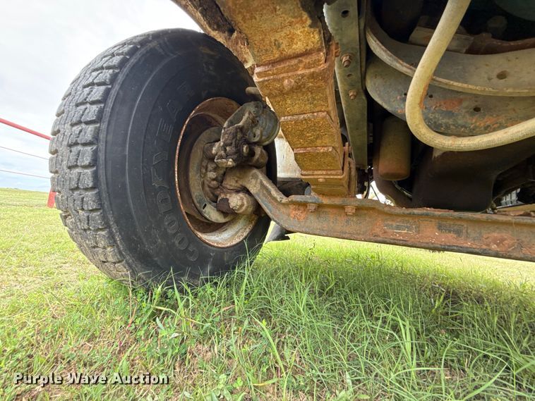 image for item ET6282 1995 International 4700 truck cab and chassis