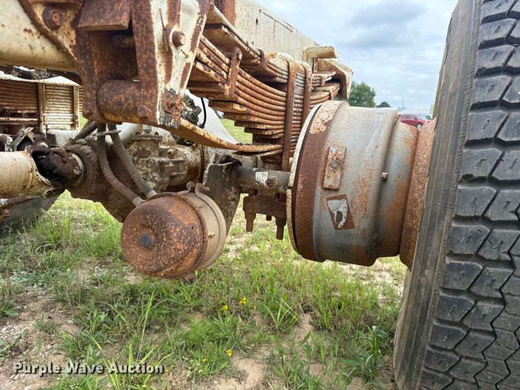 image for item ET6282 1995 International 4700 truck cab and chassis