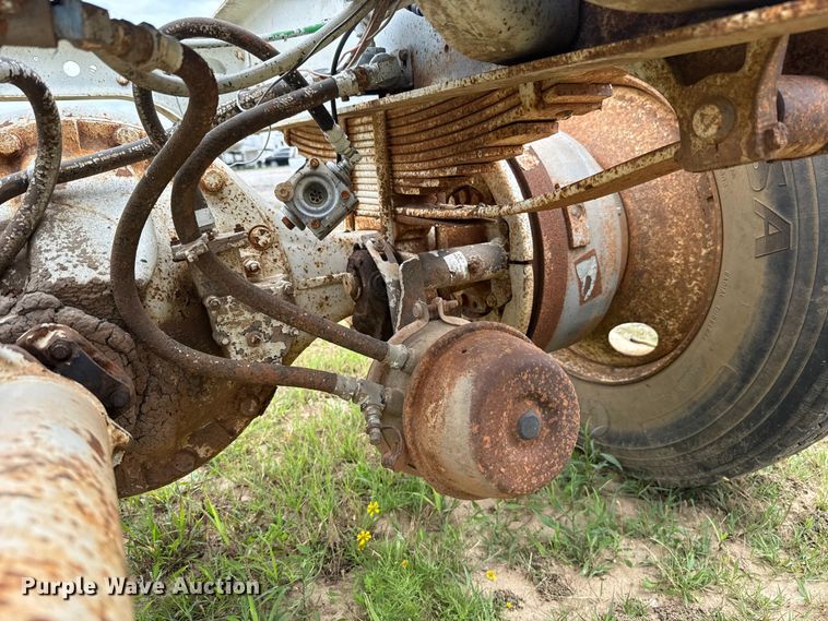 image for item ET6282 1995 International 4700 truck cab and chassis