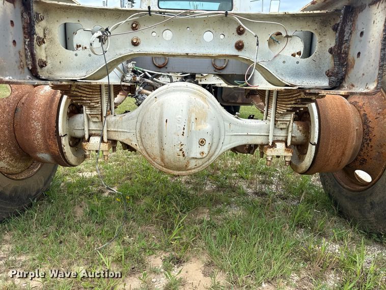image for item ET6282 1995 International 4700 truck cab and chassis