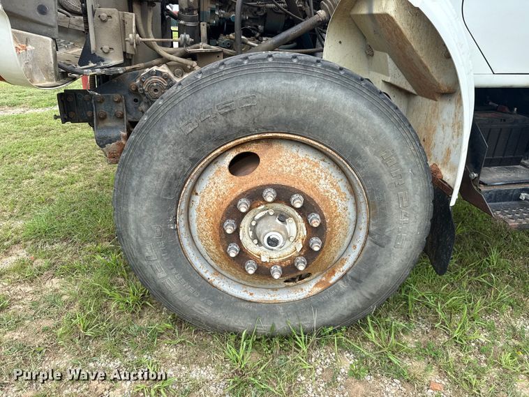image for item ET6282 1995 International 4700 truck cab and chassis