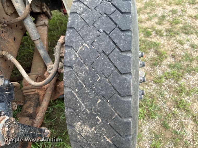 image for item ET6282 1995 International 4700 truck cab and chassis