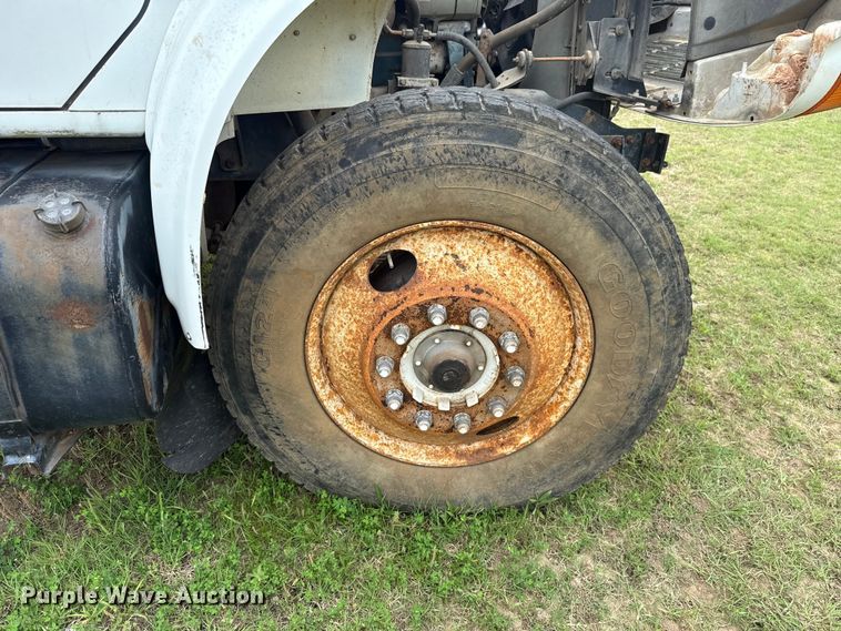 image for item ET6282 1995 International 4700 truck cab and chassis