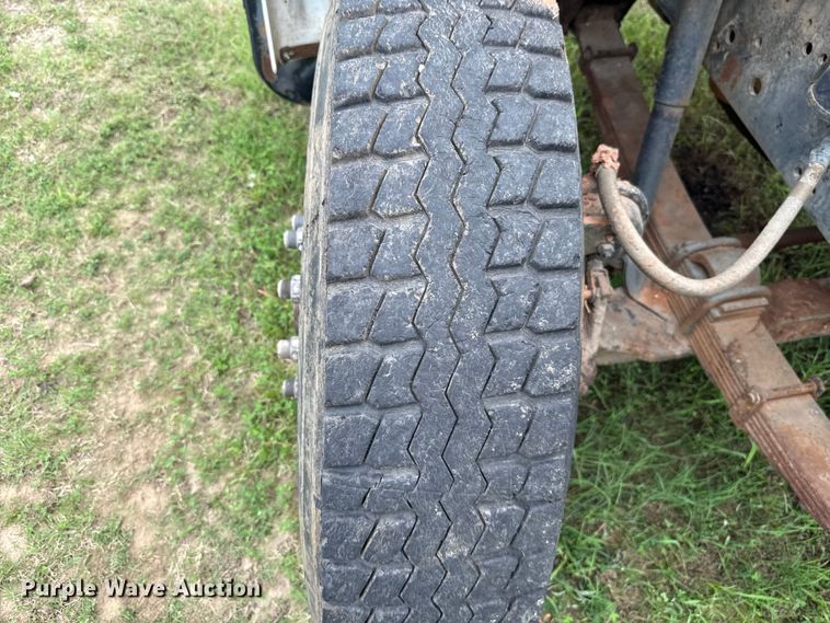 image for item ET6282 1995 International 4700 truck cab and chassis