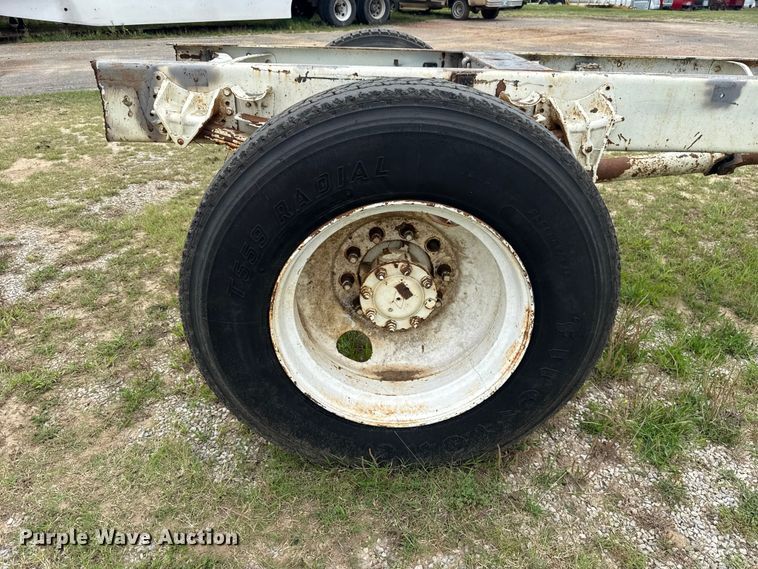 image for item ET6282 1995 International 4700 truck cab and chassis