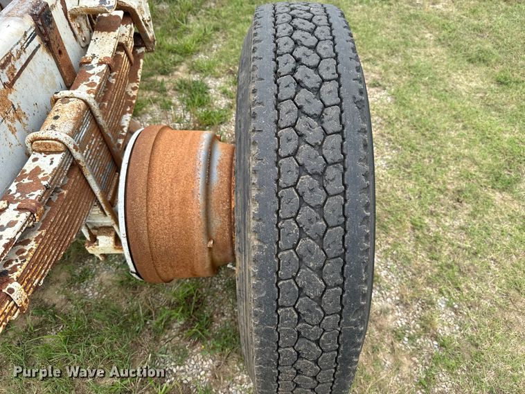 image for item ET6282 1995 International 4700 truck cab and chassis