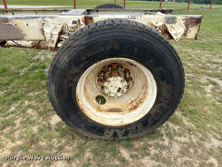 image for item ET6282 1995 International 4700 truck cab and chassis