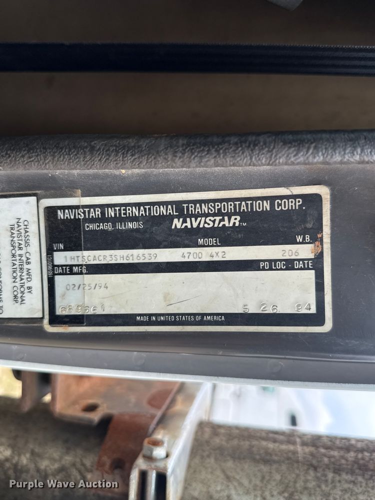 image for item ET6282 1995 International 4700 truck cab and chassis