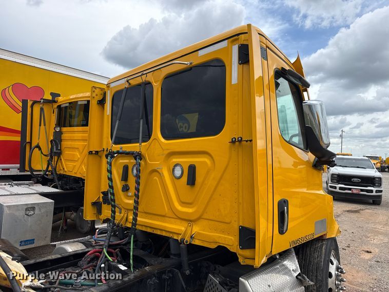 image for item ET6294 2025 Freightliner Cascadia 126 truck cab and chassis