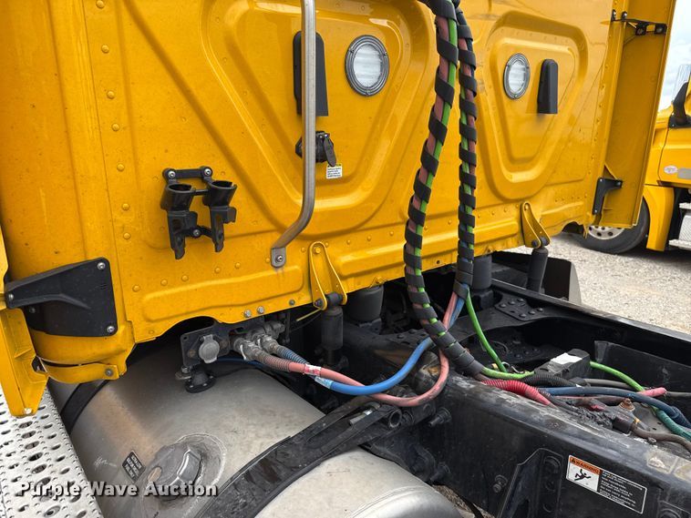image for item ET6294 2025 Freightliner Cascadia 126 truck cab and chassis