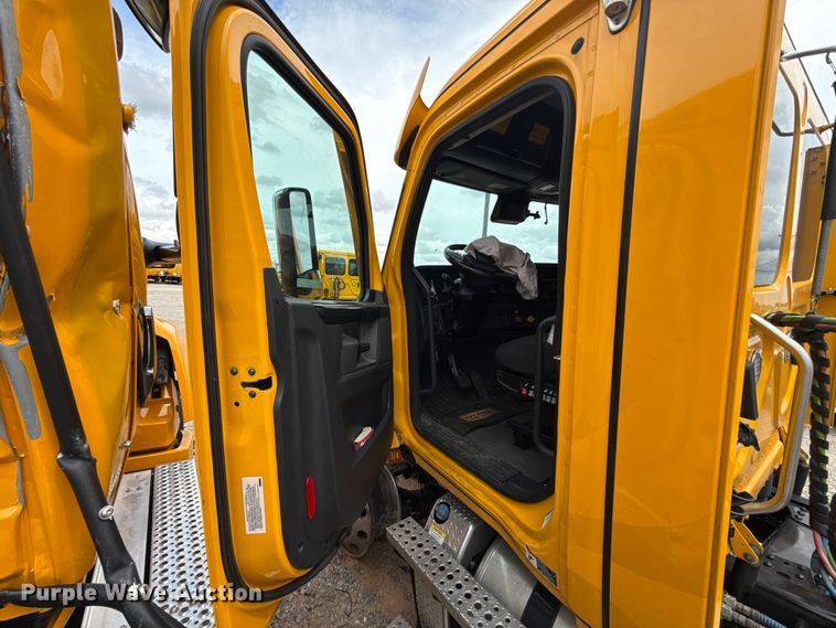 image for item ET6294 2025 Freightliner Cascadia 126 truck cab and chassis