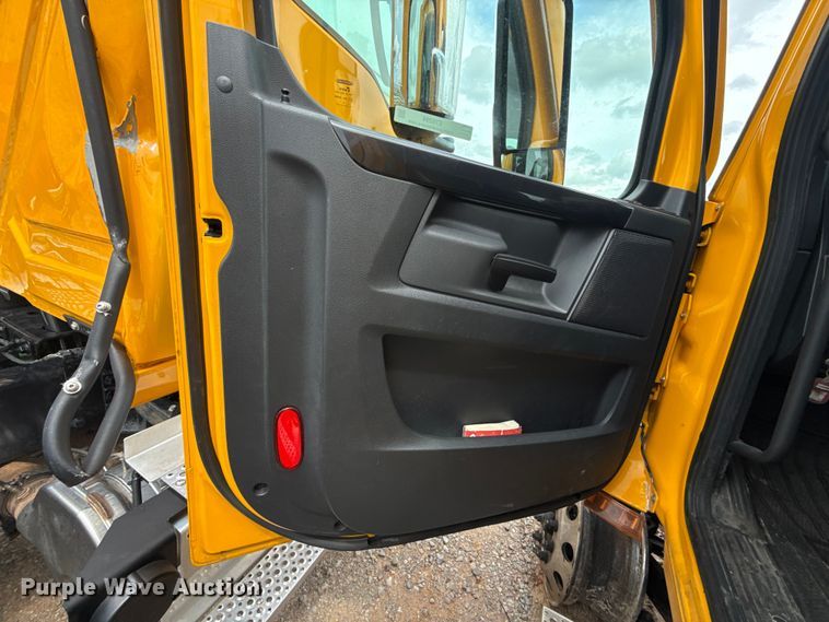 image for item ET6294 2025 Freightliner Cascadia 126 truck cab and chassis