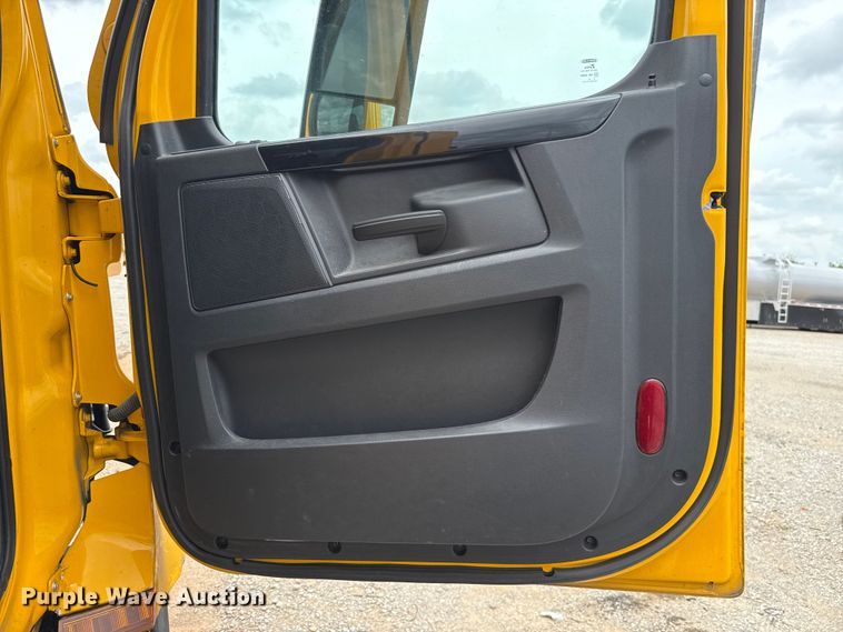 image for item ET6294 2025 Freightliner Cascadia 126 truck cab and chassis