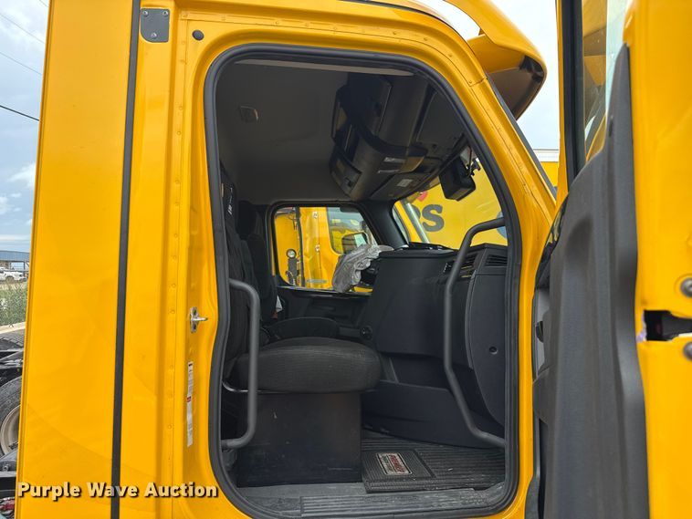 image for item ET6294 2025 Freightliner Cascadia 126 truck cab and chassis
