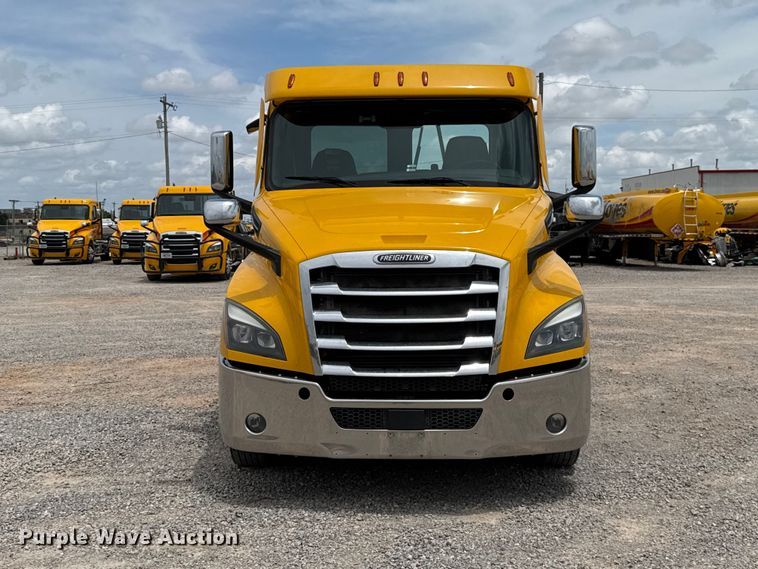 image for item ET6295 2022 Freightliner Cascadia 126 semi truck