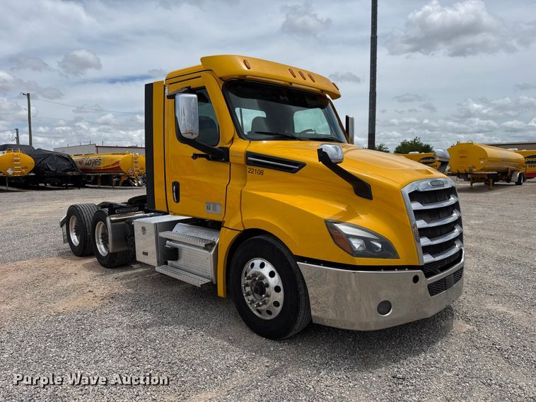 image for item ET6295 2022 Freightliner Cascadia 126 semi truck